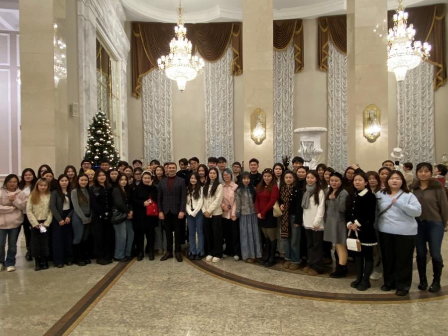 <img src="img" alt="посещение Большого театра РБ" />