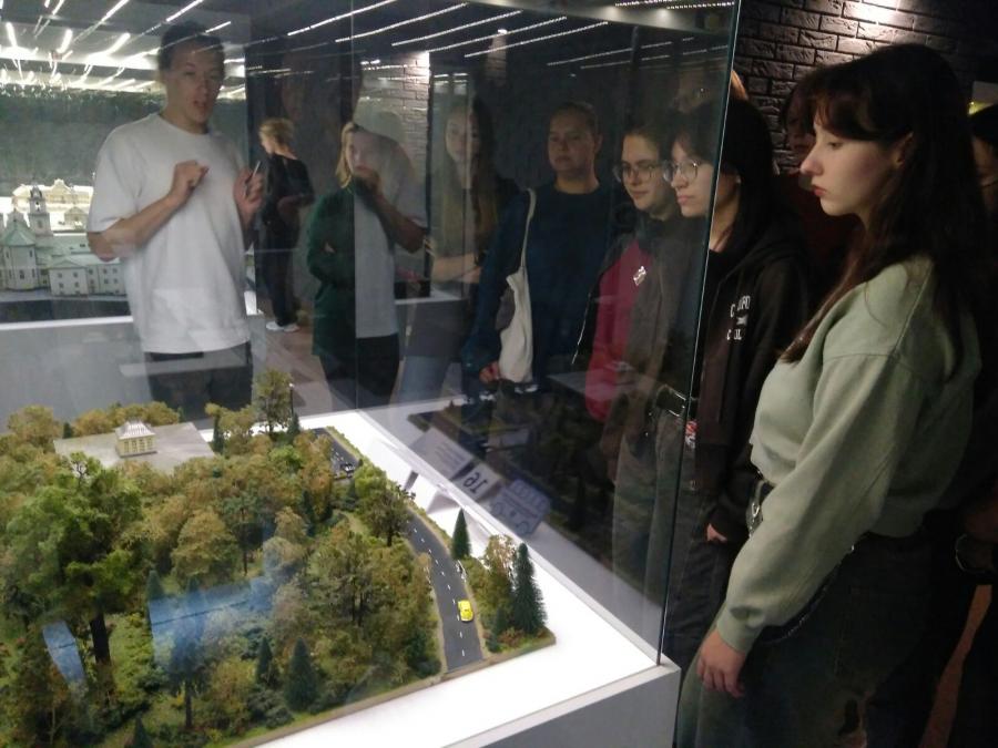 <img src="img" alt="знакомство с архитектурными миниатюрами" />