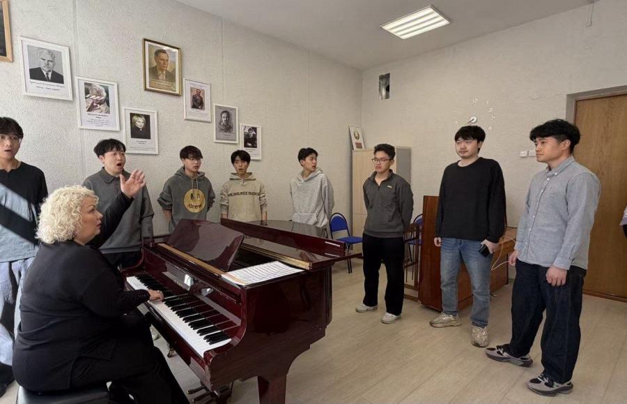 <img src="img" alt="Вокальный ансамбль" />