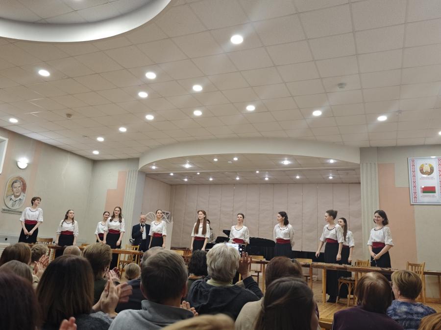 <img src="img" alt="концерт" />